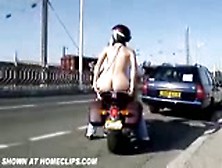 Garota Nua Em Cima Da Moto Na Rua