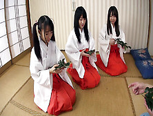 Arisu Hayase & Asami Tsuchiya & Haruna Aitsuki & Mizuki Inoue & Yui Saotome In Cuties At The Temple - Japanstiniest