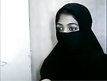 Preciosidad Con Hiyab Provocando A La Cámara
