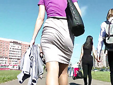 Extraordinaire Mini-Skirt Culo Walking
