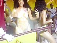 Bailarinas Desnudas Causan Furor En El Carnaval