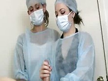 Dos Enfermeras Especiales Le Hacen Una Paja Para Tener Una Muestra De Semen