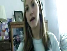 Braunhaariges Teen Zeigt Ihre Titten Vor Der Webcam