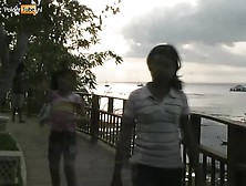 In Thailand Neukt Hij Het 18 Jarige Kamermeisje