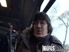 Garota Transando Com Passageiro De Ônibus Em Movimento
