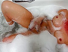 Banyoda Cok Azdim Ama Sikecek Birisini Bulamadim - Horny Hazel In A Bubble Bath