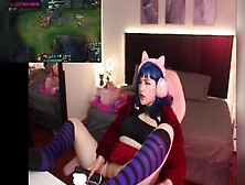 Hot Chick Is Masturbating Her Pussy While Playing Game