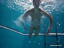 Geile Brünette Marusia Badet Im Pool Und Zieht Sich Unter Wasser Nackt Aus