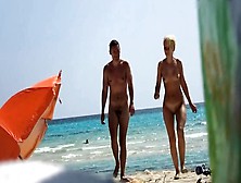 Des Femmes Nudistes Sur Une Plage Espagnole Sont Espionnees
