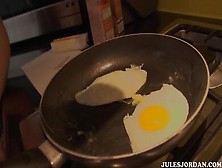 Sexy Babe Cooks Great Eggs