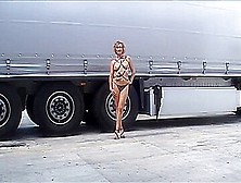 Pornsonick Exhibicionist Enseno Mi Modelo Erotico En El Aparcamiento De Camiones