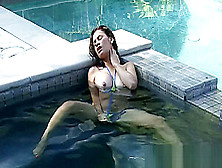 Amelia Nude In The Pool