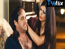 Shams Sexy Scene In Mohtaram Ella Robaa