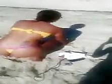 Echtes Mädchen Am Strand Gefilmt