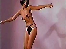 Una Suave Escena Retro Con Bellezas Vintage Bailando Desnudas