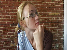 Jacqueline Follando En El Aula Con Sus Gafas