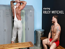 Riley Mitchel Fuck Huge Body Builder In The Locker Room