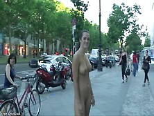 Schöne Tschechische Brünette Geht Draußen Auf Der Straße Nackt Spazieren