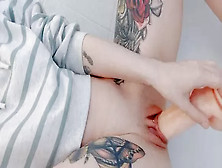 Branquinha Tatuada Se Masturbou Até Fazer Squirt