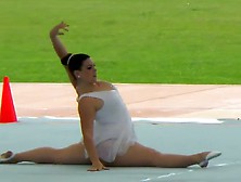 Fuckable Gymnastic Poses In A Show Off