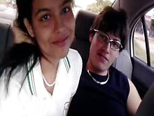 Una Latina Haciendo Una Mamada Amateur En Un Vídeo Grabado En El Coche