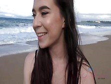Novia Morena Jugando En La Playa