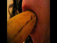 Chupando Un Apetecible Plátano. Avi