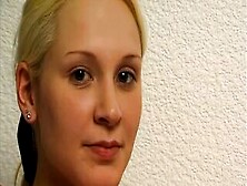 Junge Blondine Fingert Sich Beim Casting Bis Zum Orgasmus