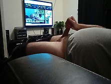 Homme Qui Se Masturbe En Regardant Un Video Porno Sur Pornhub