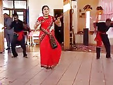 Süße Junge Inderin Tanzt In Einem Sari