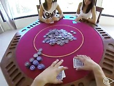 Strip Poker Eindigt In De Slaapkamer