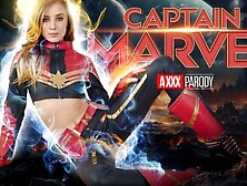 Haley Reed Als Sexy,  Kraftvoller Captain Marvel Sehnt Sich Nach Einem Großen Skrull-Schwanz