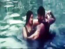 Un Couple Baise À La Piscine