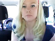 Симпатичная Блондинка В Машине Показала Свою Киску
