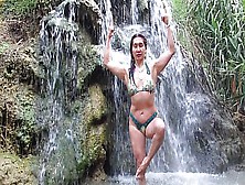 La Diosa Milf Se Moja En Una Cascada