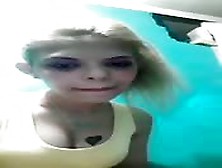 Une Blonde Se Masturbe Dans Une Vidéo Maison
