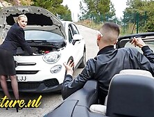 Die Elegante Oma Lucia Kury Hat Probleme Mit Ihrem Auto,  Bekommt Aber Hilfe Von Einem Jungen Spanier