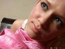 Blondes Luder Ditzi Dani Posiert Vor Der Webcam