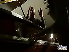 Une Jeune Fille Baise Son Prof De Piano