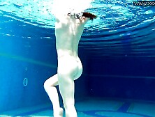 Hot Milf Babe Nicole Pearl Shaking Ass Underwater