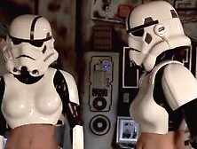 2 Storm Troopers Disfrutan De Una Polla Wookie
