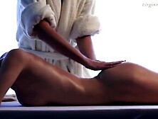 La Mora Vika Riceve Il Suo Primo Massaggio