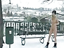 Amateurin Läuft Nackt Durch Den Schnee
