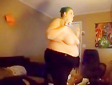 Fat Wife Playing Just Dance - Cassianobr