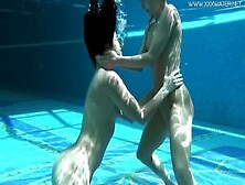 Due Ragazze Strette Che Nuotano Nude Insieme