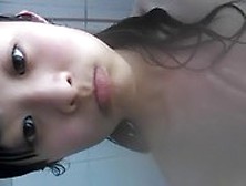 Ninfeta Asiática Virgem Se Filmando Em Uma Siririca No Banheiro