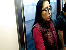 Morena De Lentes En El Metro Con Buena Pucha En Jeans