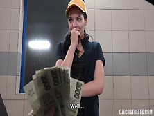 Chica Coge Por Dinero En Un Autolavado