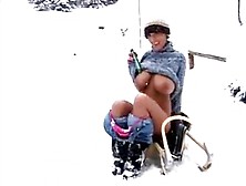 Donna Con Le Grosse Tette Si Masturba Nella Neve