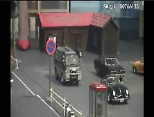 【昭和エロシリーズ】特撮、巨大化した女性が車などを踏み潰すフェチ動画